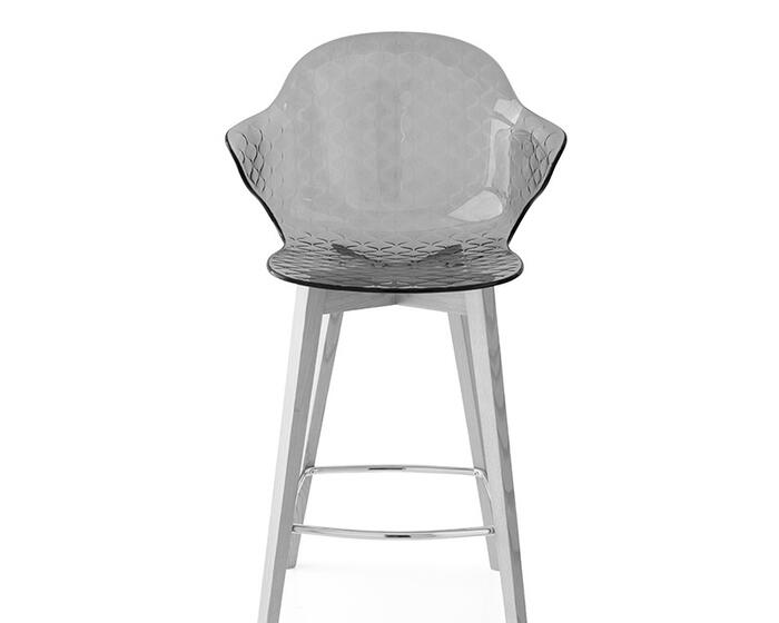 Saint Tropez: Stool with plastic shell and wooden base Saint Tropez: Stool with plastic shell and wooden base