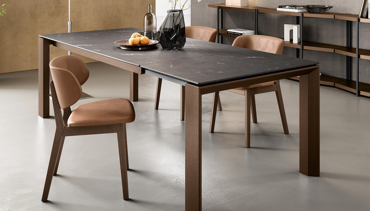 Omnia: Table with extendable rectangular top and wooden legs