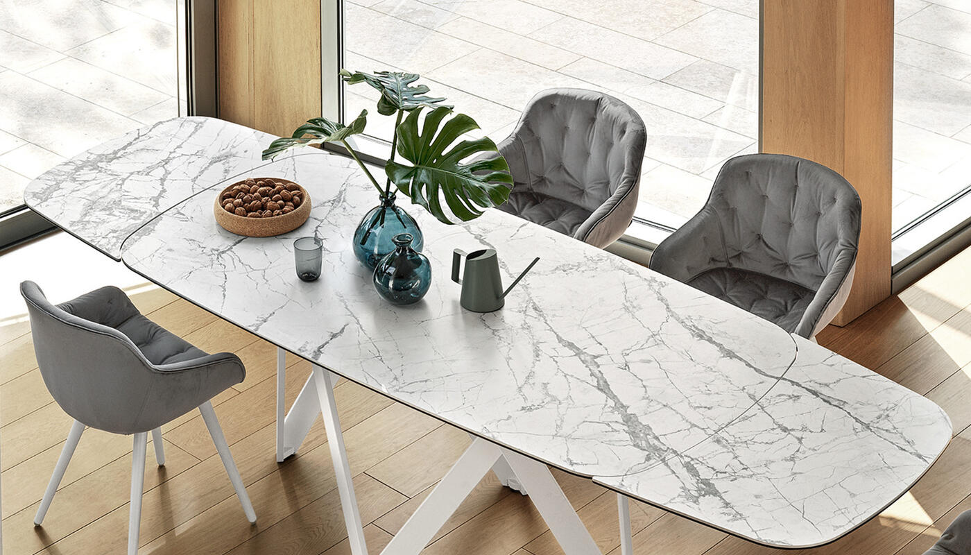 Igloo: Armchair with plush seat and wooden legs | Calligaris Boca