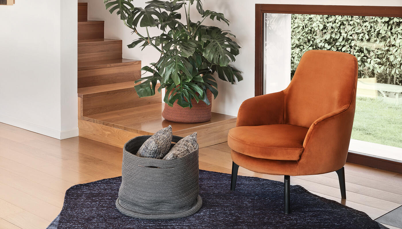 Medea: Fully upholstered armchair with wooden legs | Calligaris