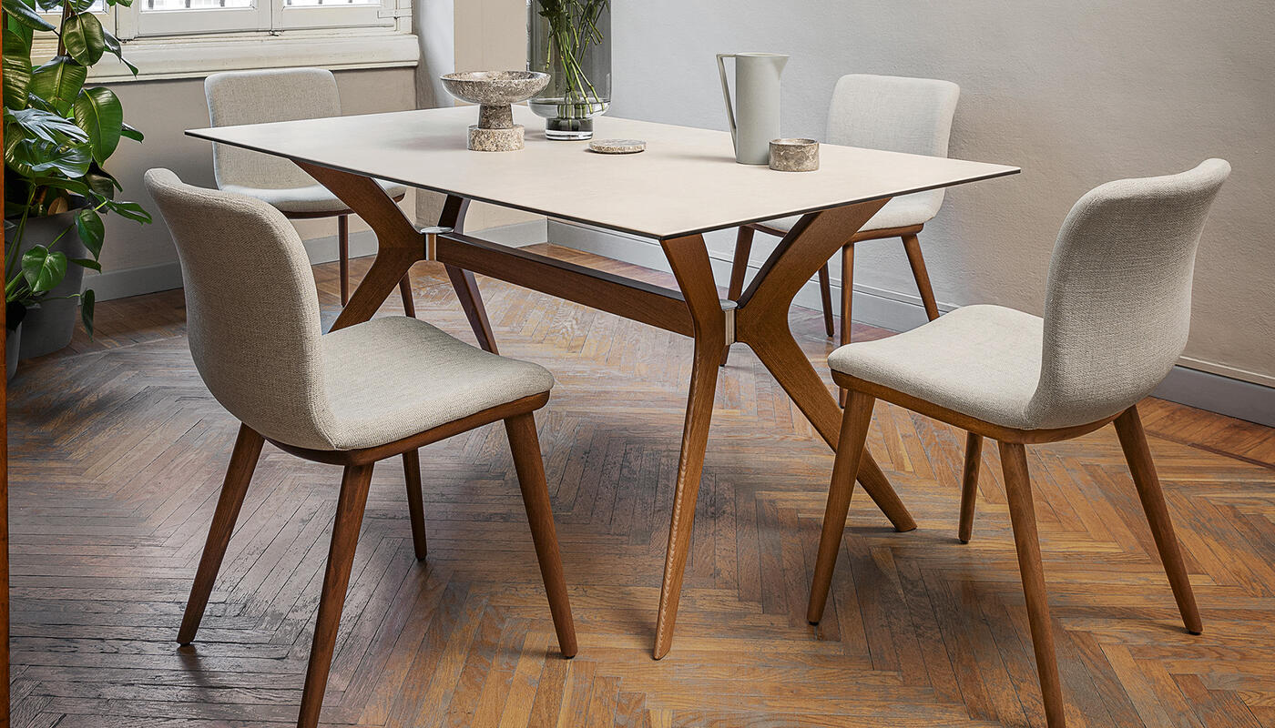 ダイニングテーブル FUJIEI INTERIOR STUDIO LUCA Tokyo: Table with rectangular top and wooden legs | Calligaris