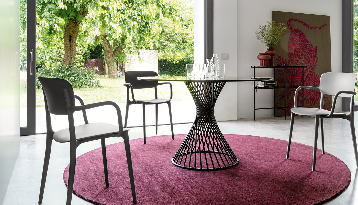 Vortex: Table with round top and central metal base | Calligaris